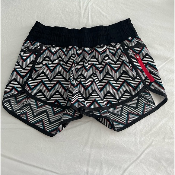Lululemon ‘Seawheeze’ Shorts - Picture 1 of 5